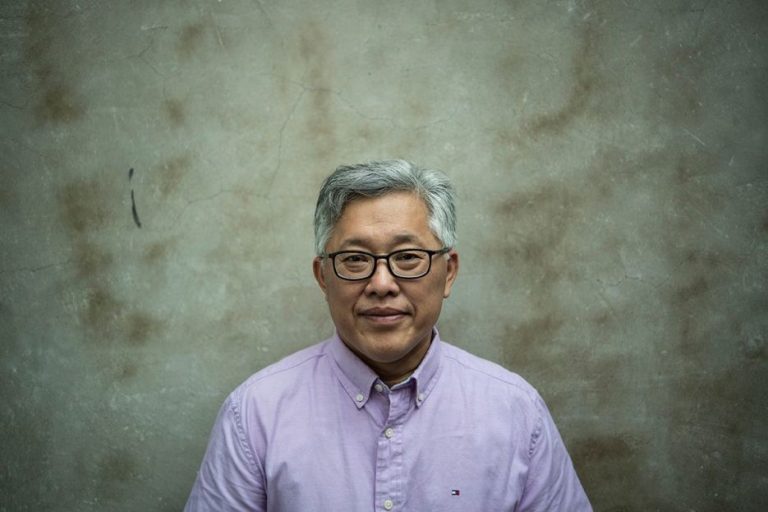 Pastor Ezra Jin recupera su libertad tras meses de detención en China y se reúne con su familia en Estados Unidos