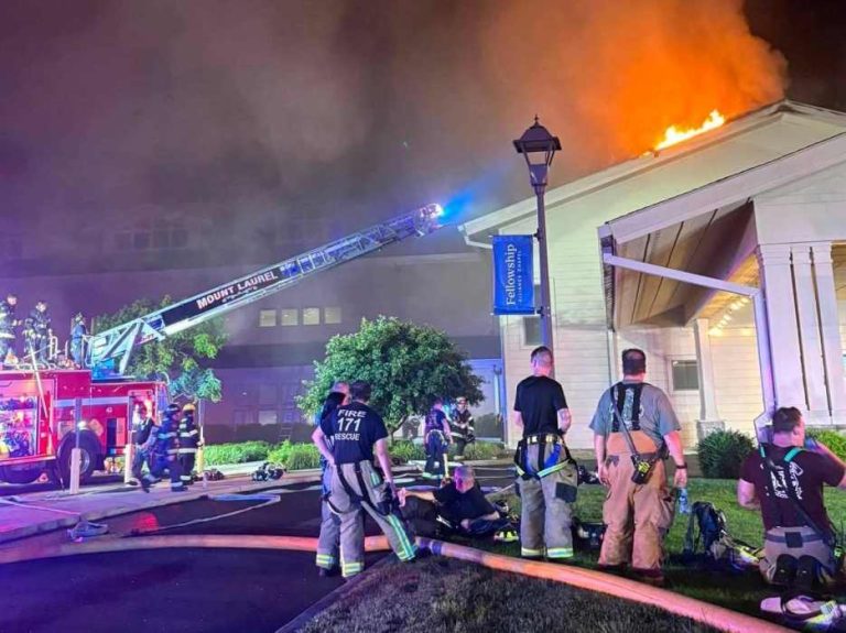 Congregación celebra un “milagro” tras incendio provocado por un rayo que impactó su iglesia en Nueva Jersey
